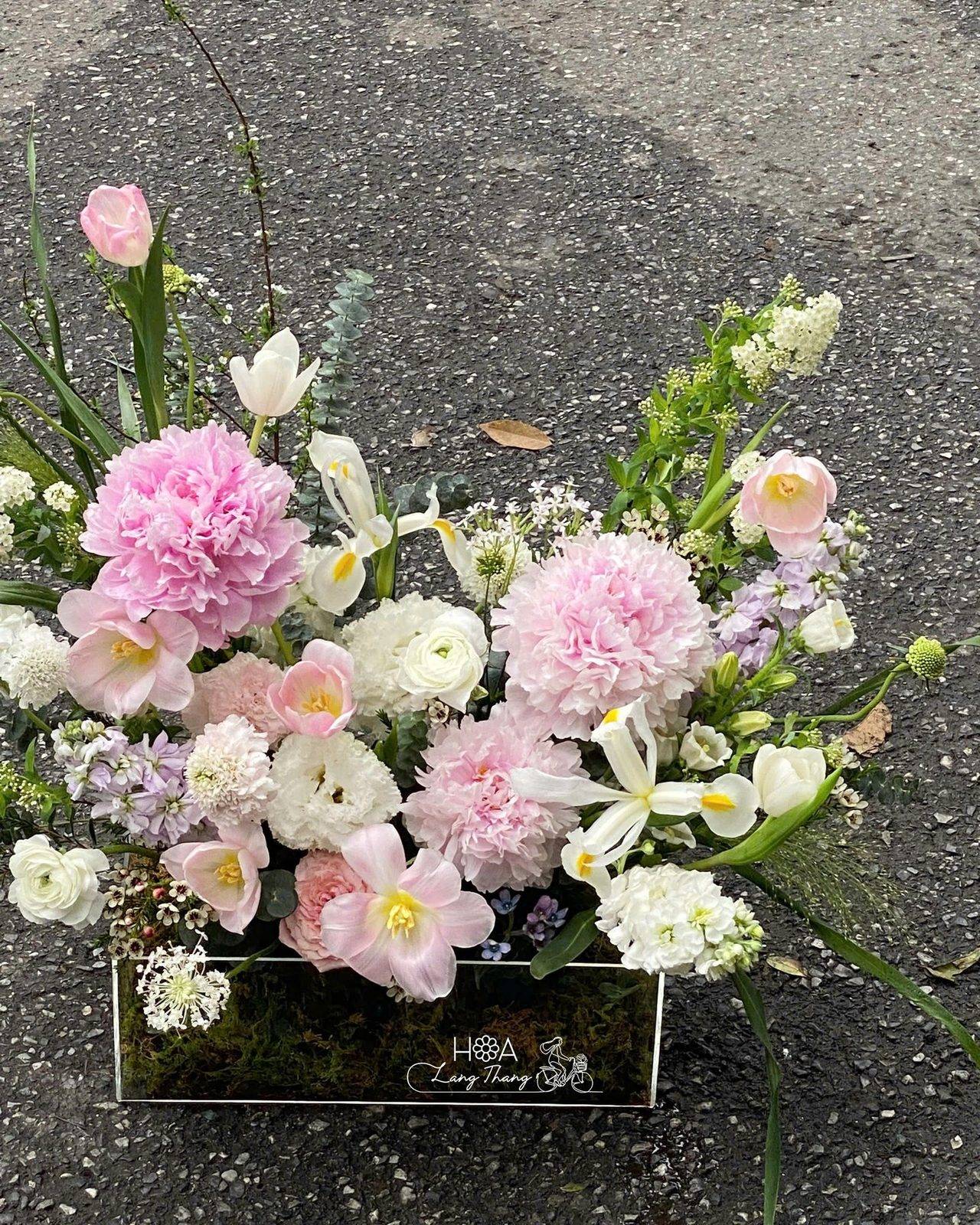 Box vuông peony mix tulip cúc mẫu đơn — góc khác