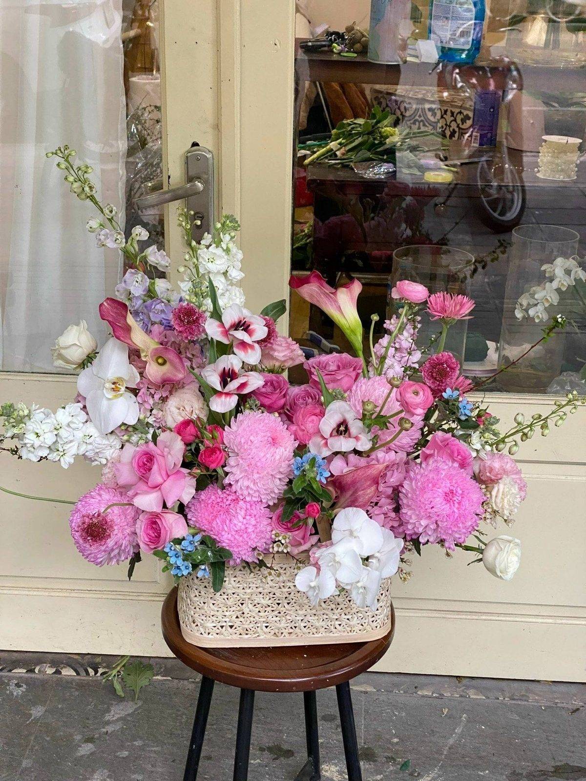 Giỏ ngang mix cúc mẫu đơn ,calla.. — góc khác