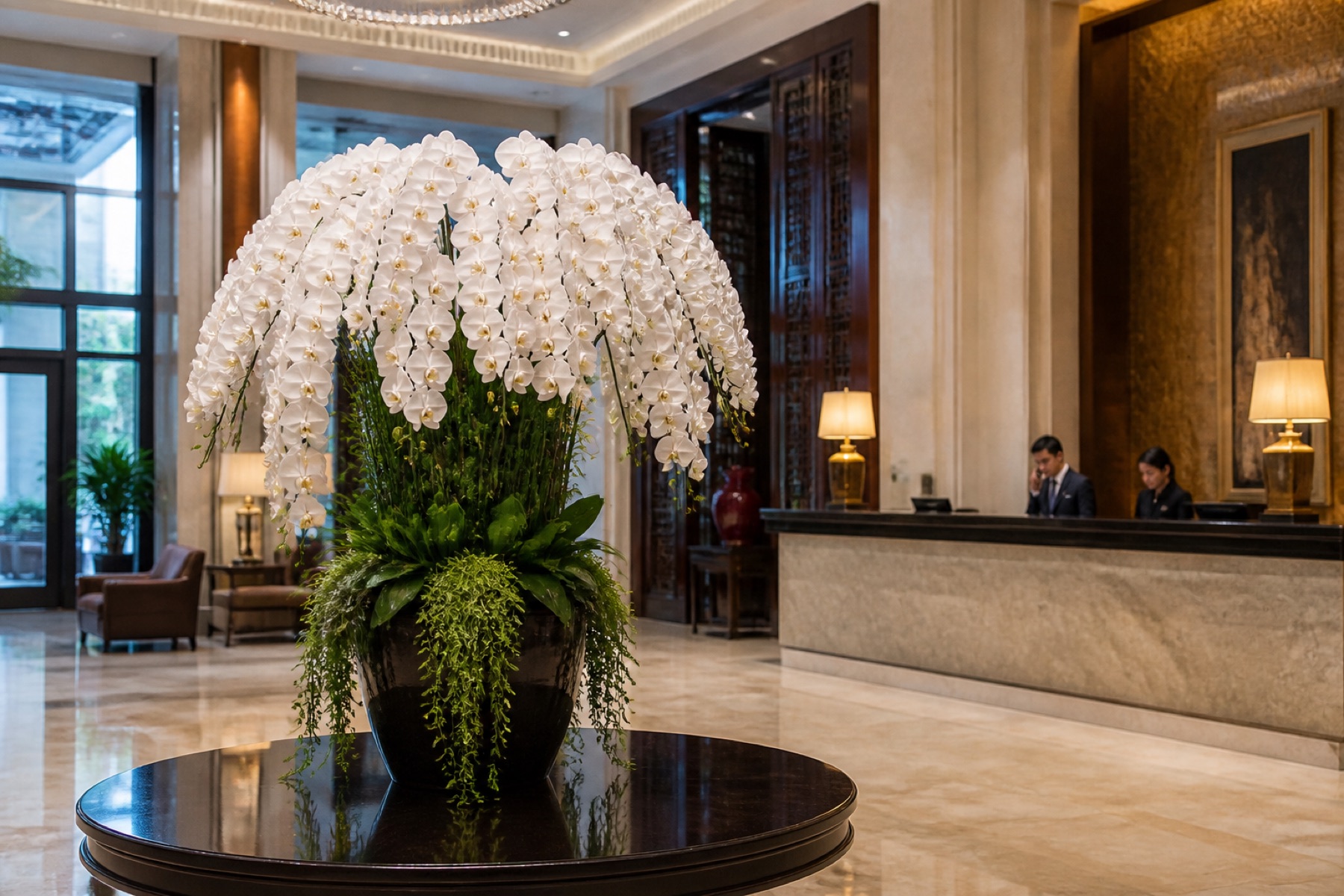 lan hồ điệp để bàn khách sạn lobby