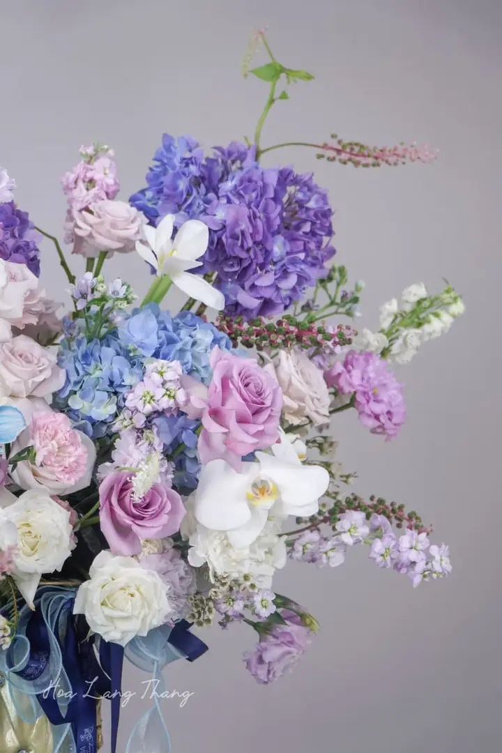 Kệ Hoa Tặng Lễ 3 Tầng Sang Trọng – Gửi Gắm Lòng Thành Kính