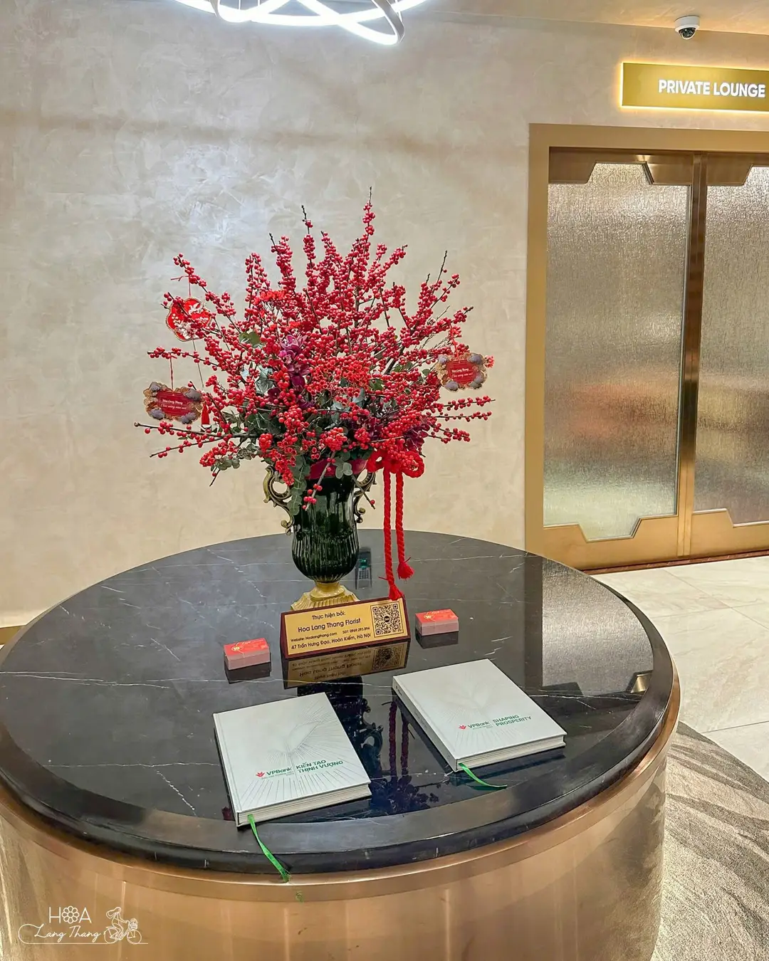 Table-top Tet peach blossoms vase 3