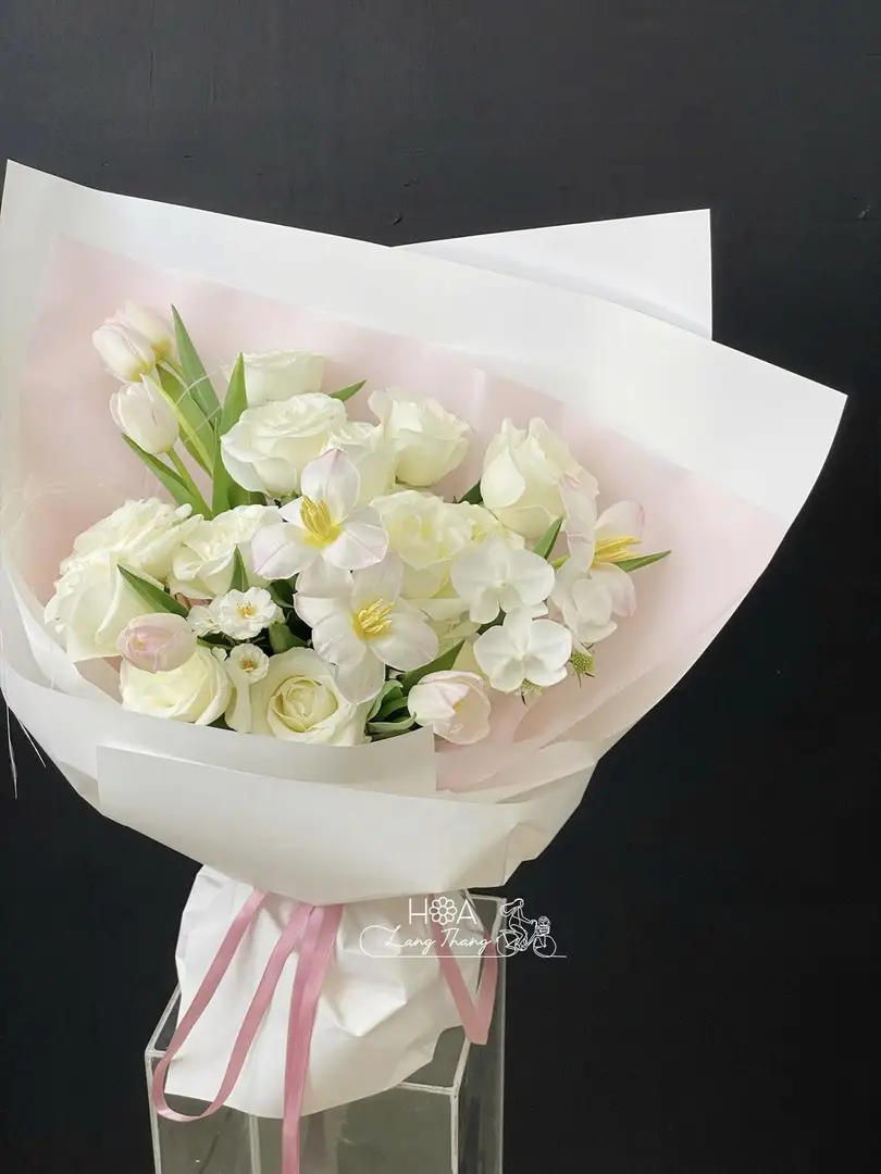 Bó hoa hồng mix lá phụ nhập khẩu - Elegant Rose Harmony — góc khác