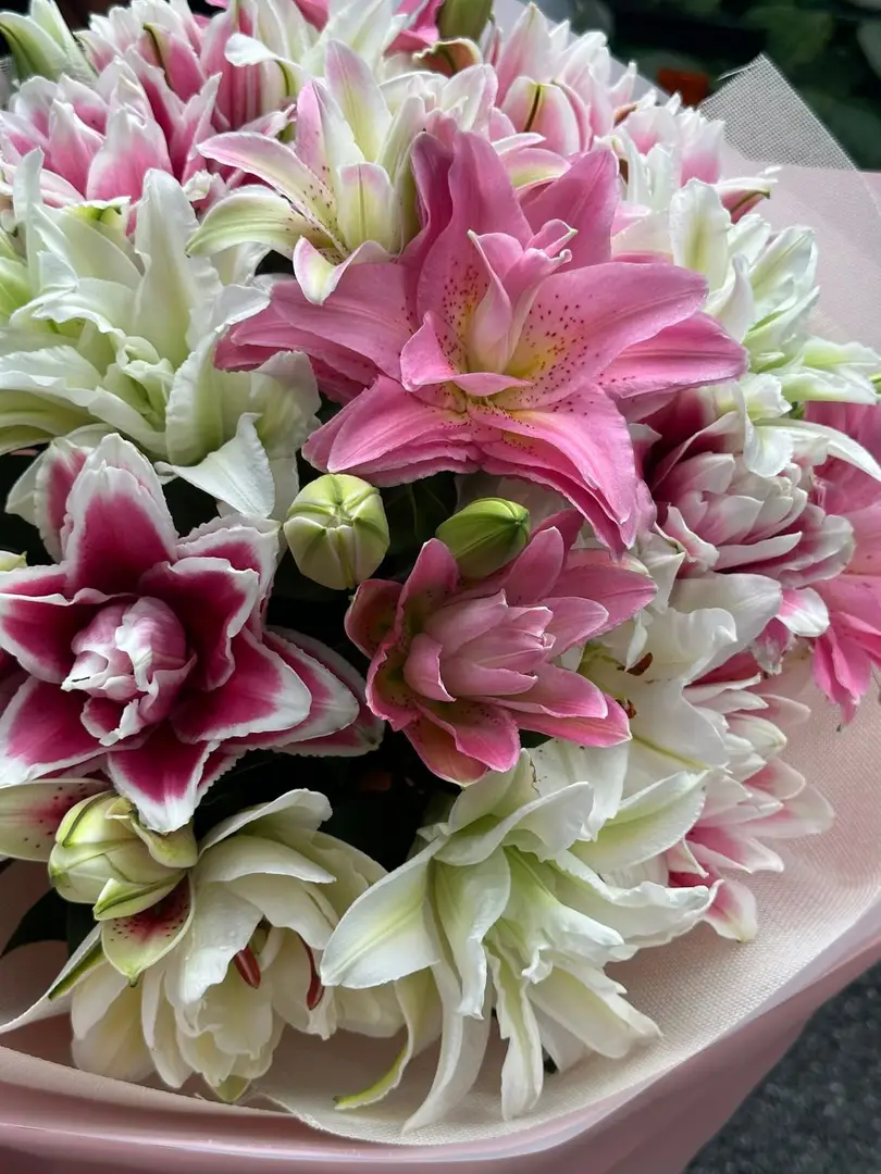 Bó hoa ly hồng trắng nhập khẩu - Eternal Romance — góc khác