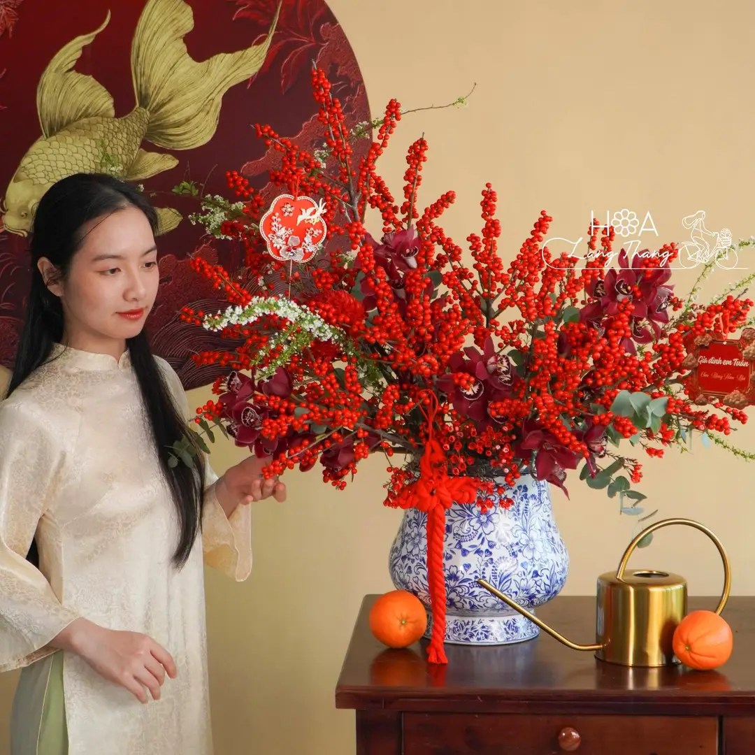 Bình hoa hồng Ecuador mix lá phụ - Velvet Opulence — góc khác
