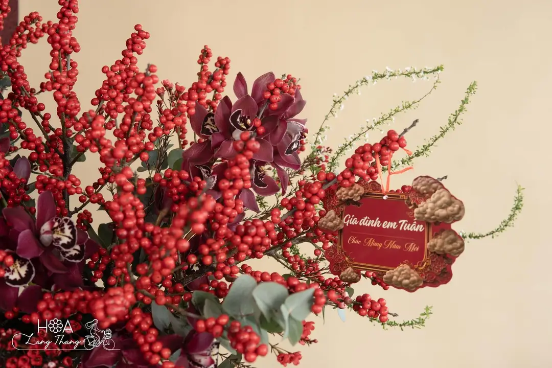 Bình hoa hồng Ecuador mix lá phụ - Velvet Opulence - Hoa Lang Thang