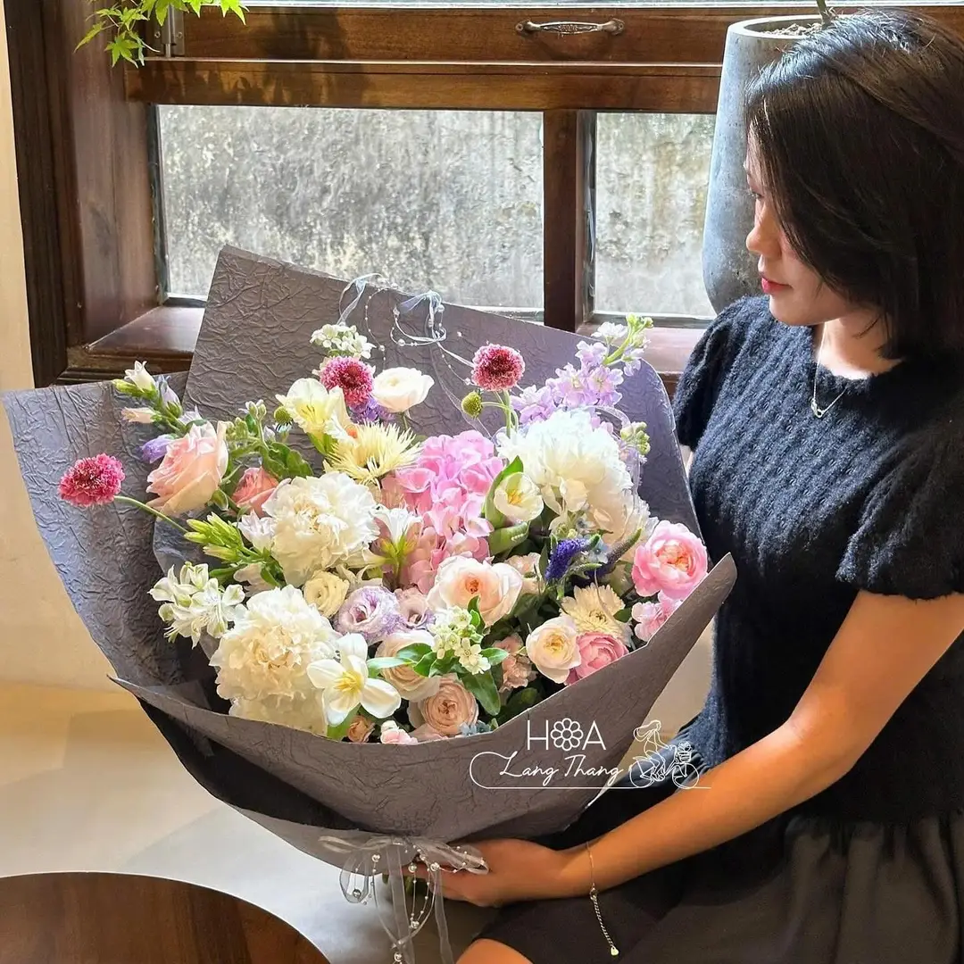 Bó hoa mẫu đơn mix lá phụ nhập khẩu - Peony Elegance — góc khác