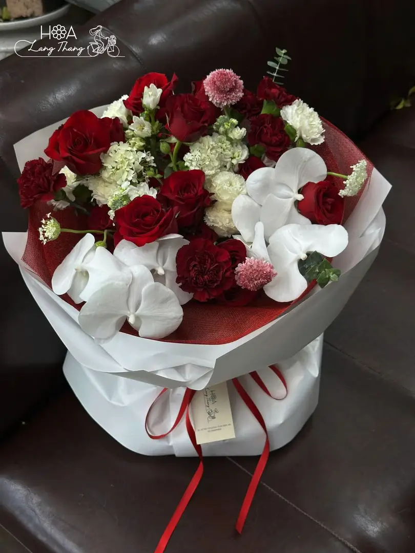 Bó hoa hồng mix lan hồ điệp - Crimson Elegance