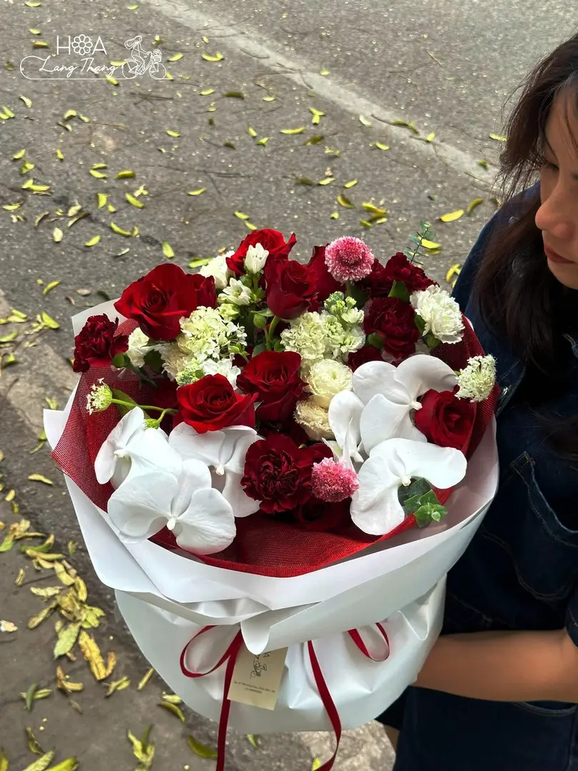 Bó hoa hồng mix lan hồ điệp - Crimson Elegance — góc khác