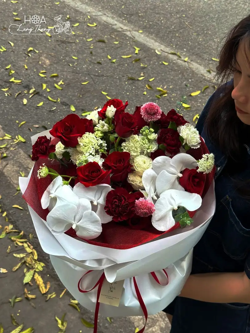 Bó hoa hồng mix lan hồ điệp - Crimson Elegance - Hoa Lang Thang