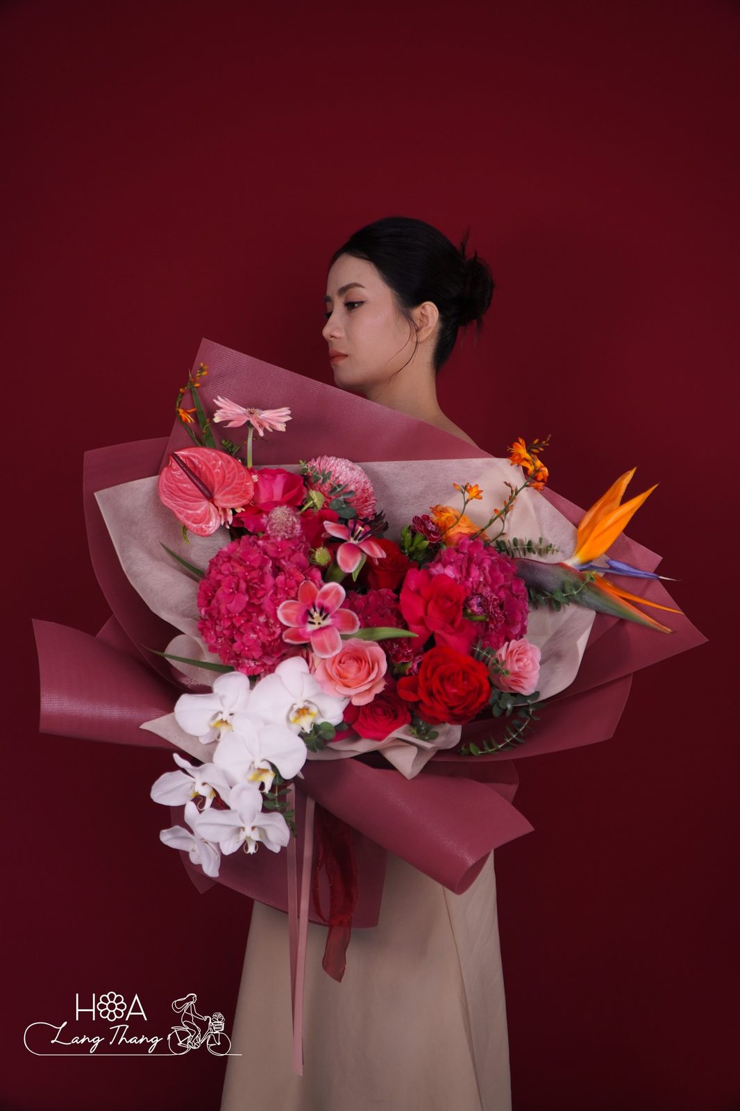 Bó hoa hồng Red Naomi mix cẩm tú cầu lan hồ điệp - Crimson Elegance — góc khác