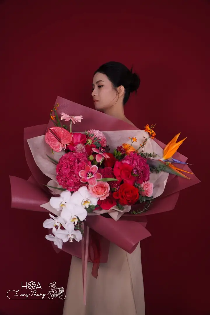 Bó hoa hồng Red Naomi mix cẩm tú cầu lan hồ điệp - Crimson Elegance — góc khác