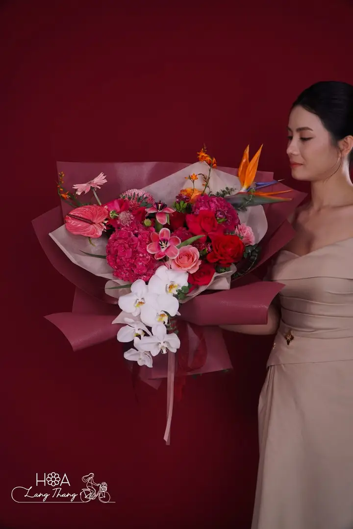 Bó hoa hồng Red Naomi mix cẩm tú cầu lan hồ điệp - Crimson Elegance - Thumbnail 6