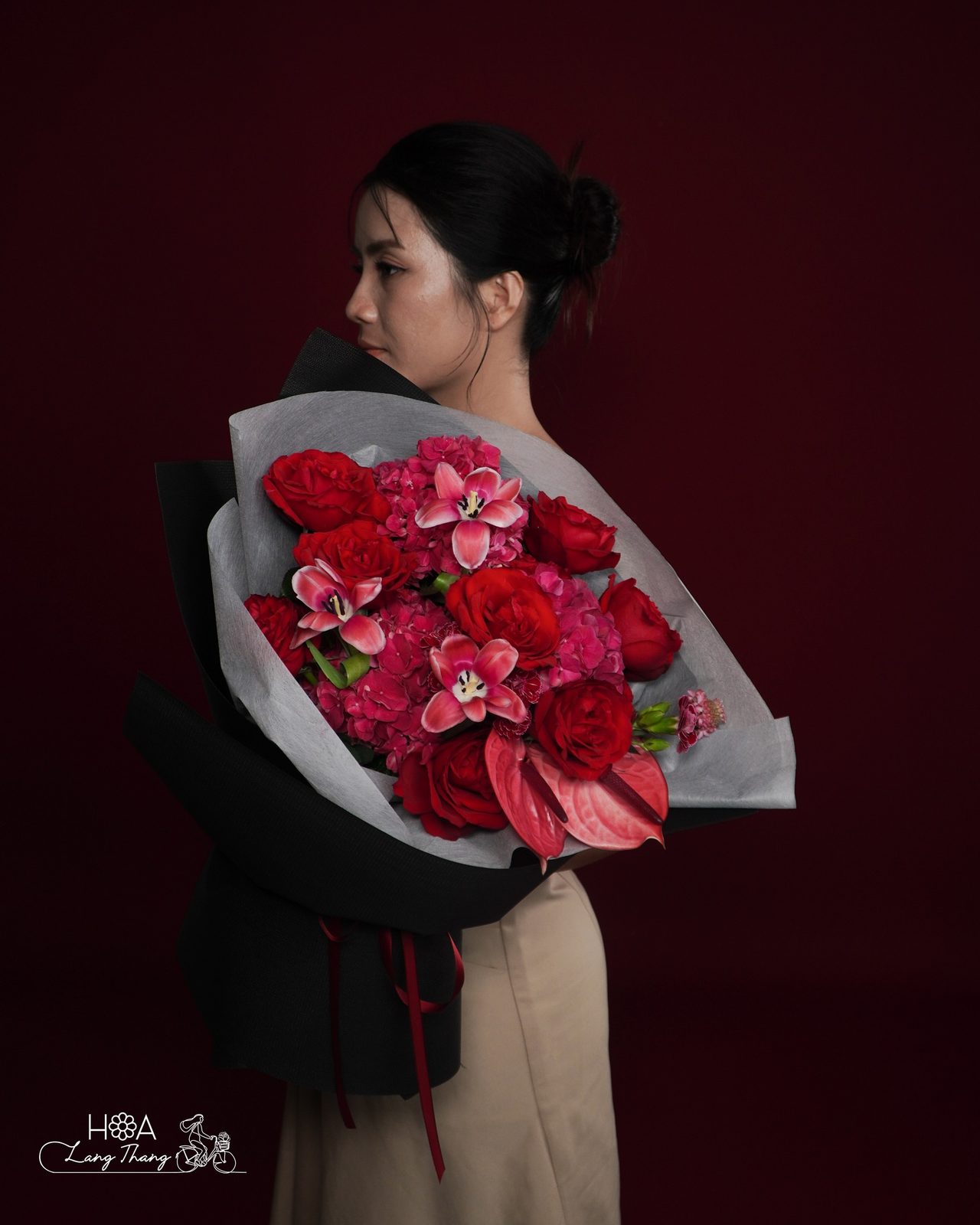Bó hoa hồng Red Naomi mix cẩm tú cầu đỏ - Crimson Romance