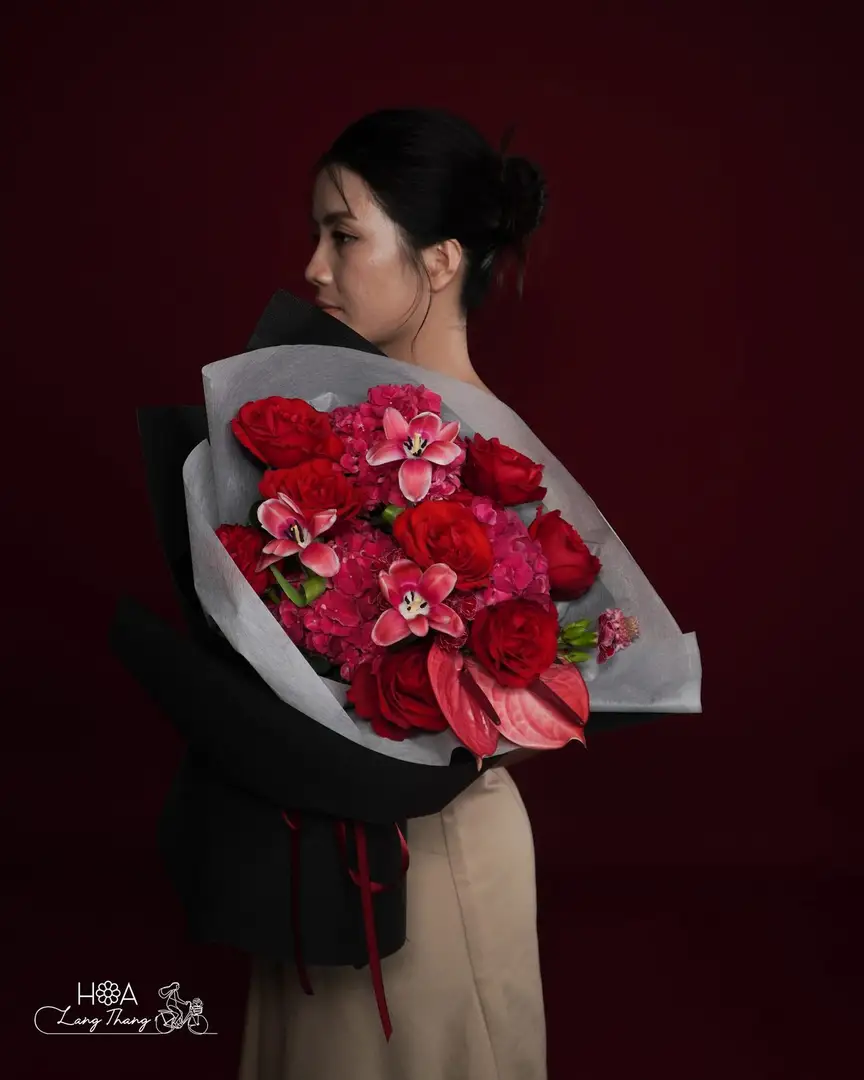 Bó hoa hồng Red Naomi mix cẩm tú cầu đỏ - Crimson Romance