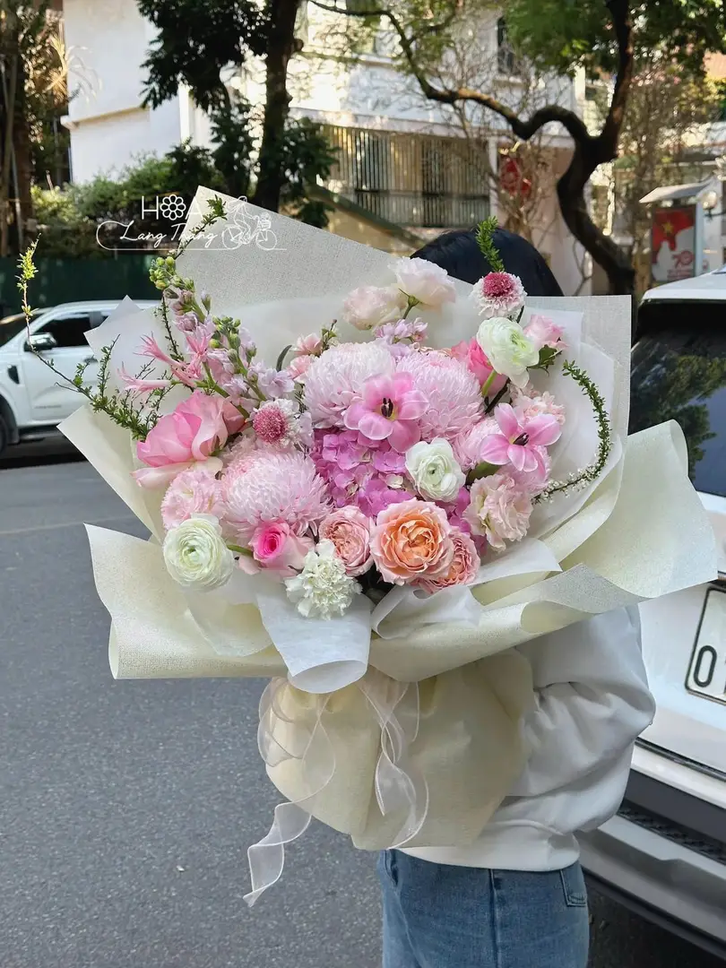 Set quà hoa và chocolate đen Hà Nội — Hoa Lang Thang giao 2h