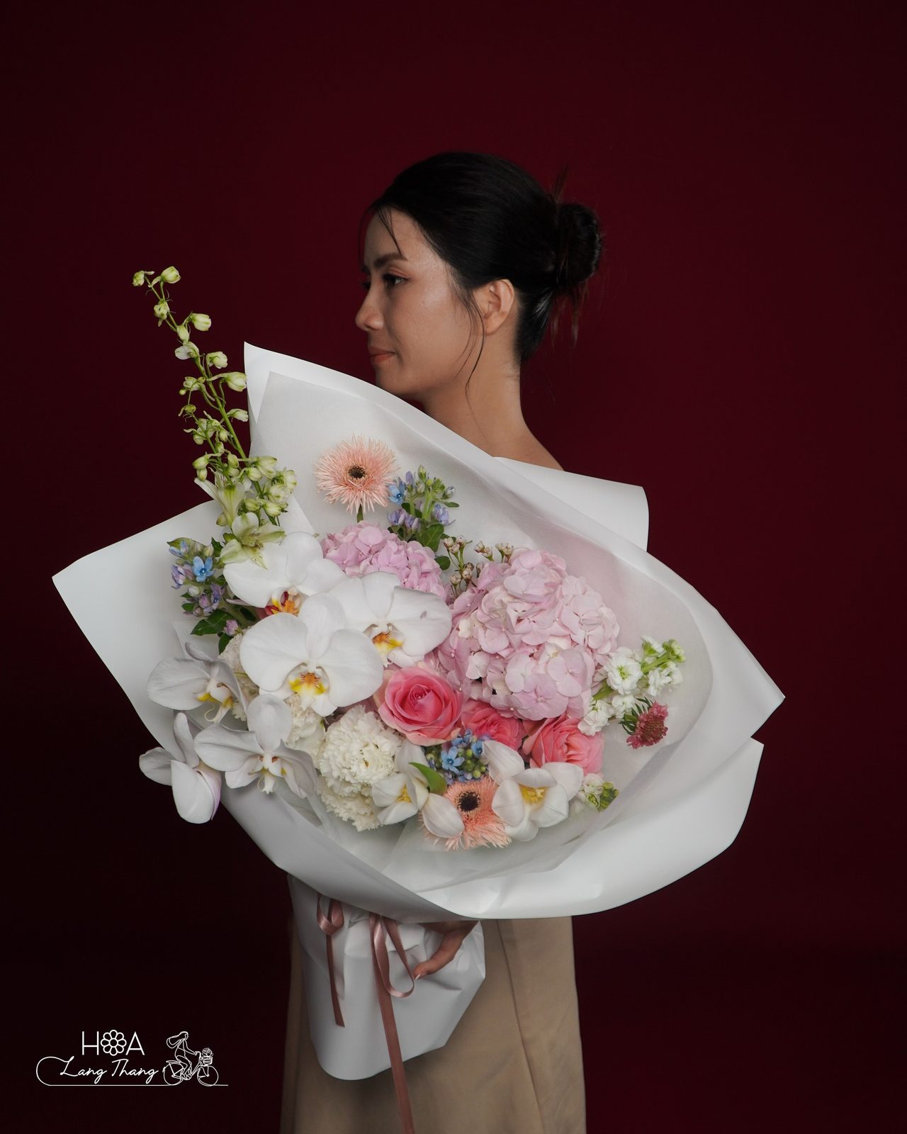 Bó hoa hồng trắng mix lan hồ điệp - Ethereal Elegance — góc khác