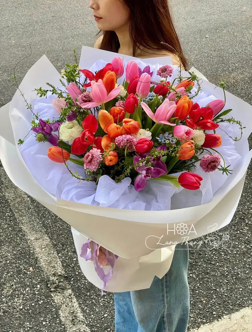 Bó hoa tulip mix Hà Lan gỗ gardening - Dutch Elegance — góc khác