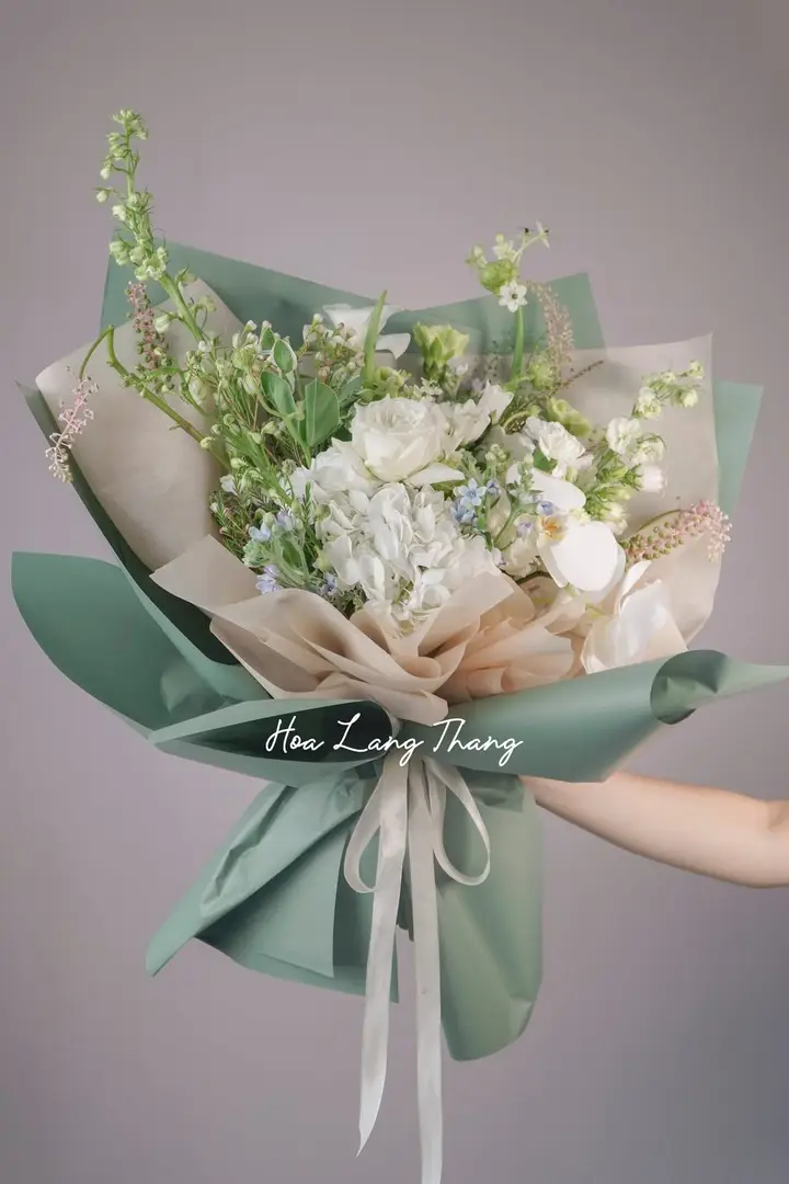Bó hoa hồng trắng cẩm tú cầu xanh - Serenity Whisper