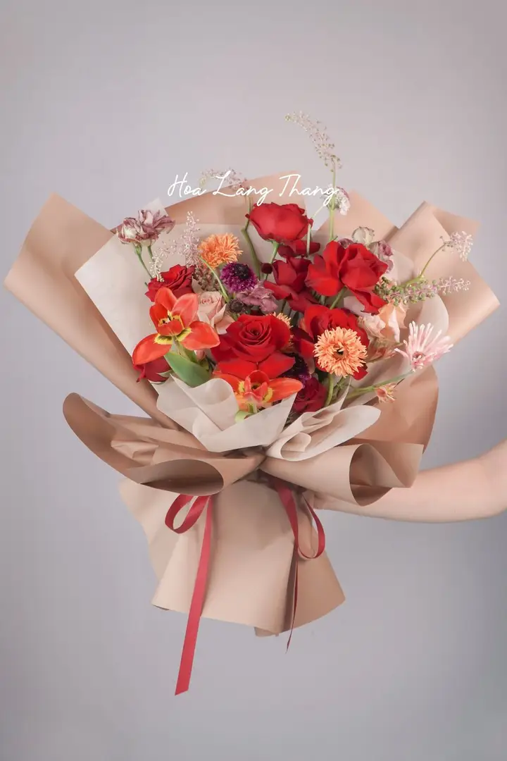 Bó hoa hồng Red Naomi mix tulip Hà Lan - Crimson Romance