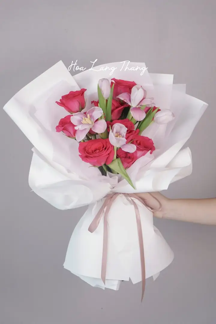 Bó hoa hồng Red Naomi mix tulip Hà Lan - Crimson Elegance