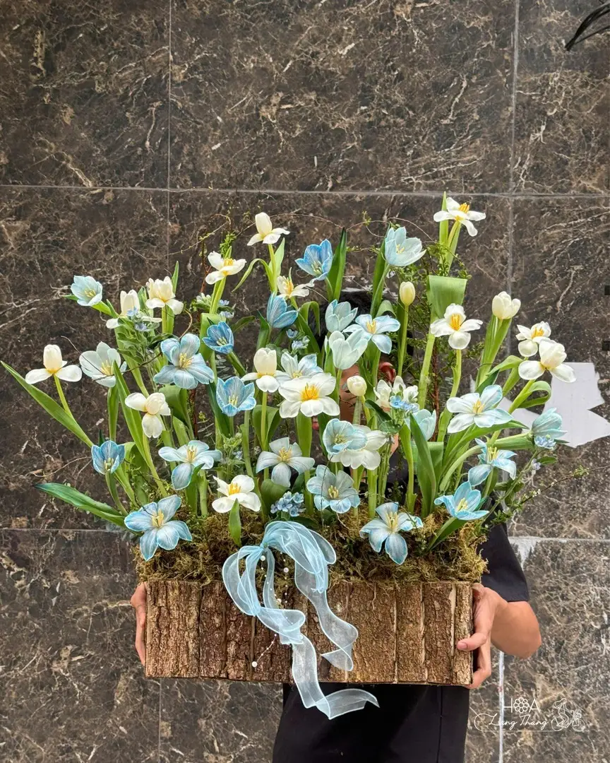 Lẵng hoa tulip mix trắng xanh nhạt gỗ - Wooden Serenity