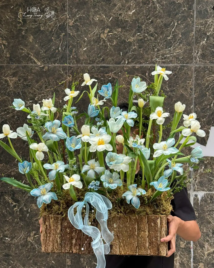 Lẵng hoa tulip mix trắng xanh nhạt gỗ - Wooden Serenity — góc khác