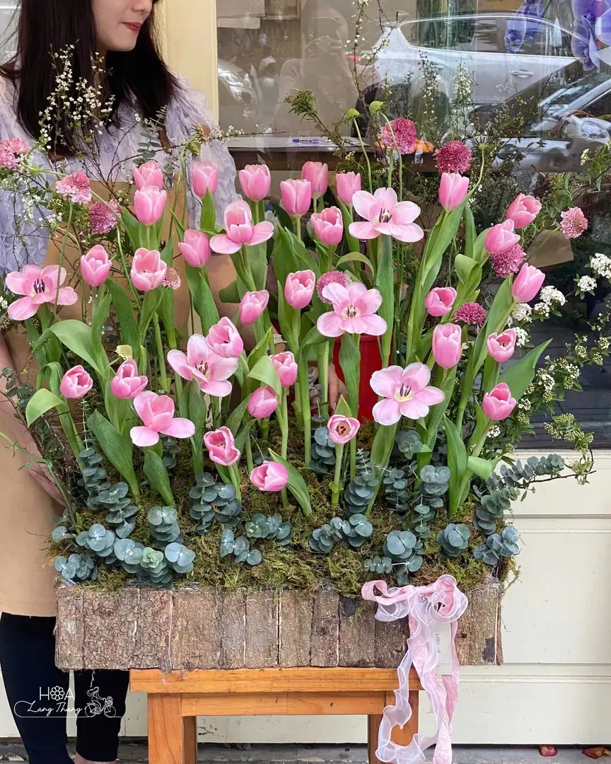 Lẵng hoa tulip milk gỗ gardening - Wooden Elegance - Hoa Lang Thang