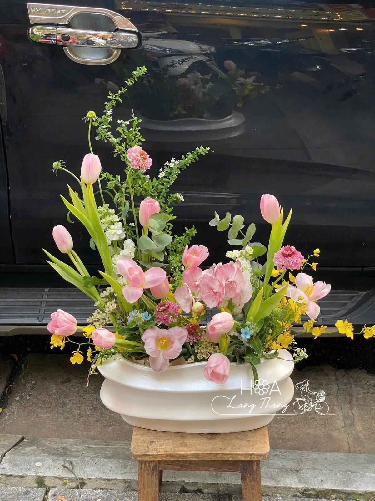 Bình hoa tulip mix lan hồ điệp - Dutch Elegance