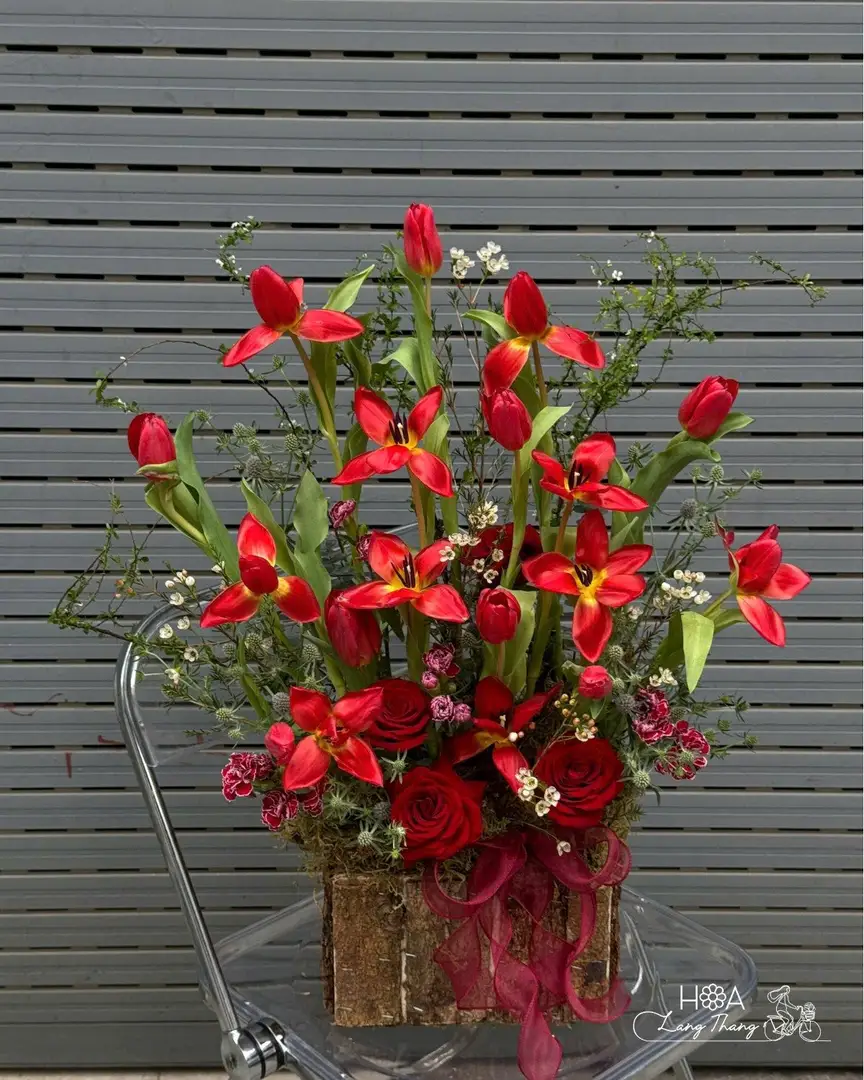 Lẵng hoa tulip đỏ gỗ gardening - Crimson Elegance — góc khác