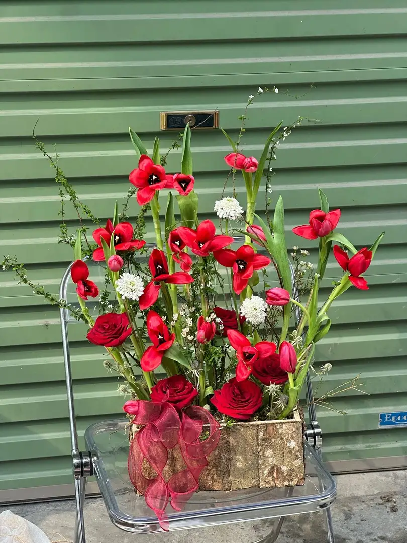 Lẵng hoa tulip đỏ gỗ gardening - Crimson Elegance - Thumbnail 3