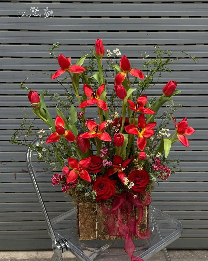 Lẵng hoa tulip đỏ gỗ gardening - Crimson Elegance - Thumbnail 4