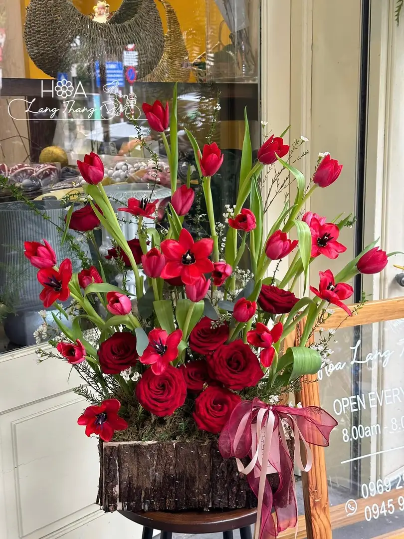 Lẵng hoa tulip đỏ gỗ gardening - Crimson Elegance - Thumbnail 6