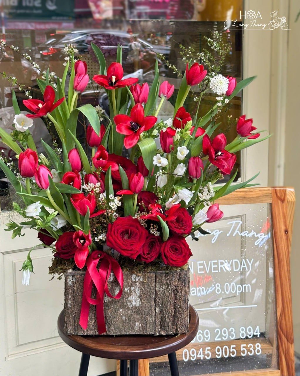 Lẵng hoa tulip đỏ gardening - Crimson Elegance