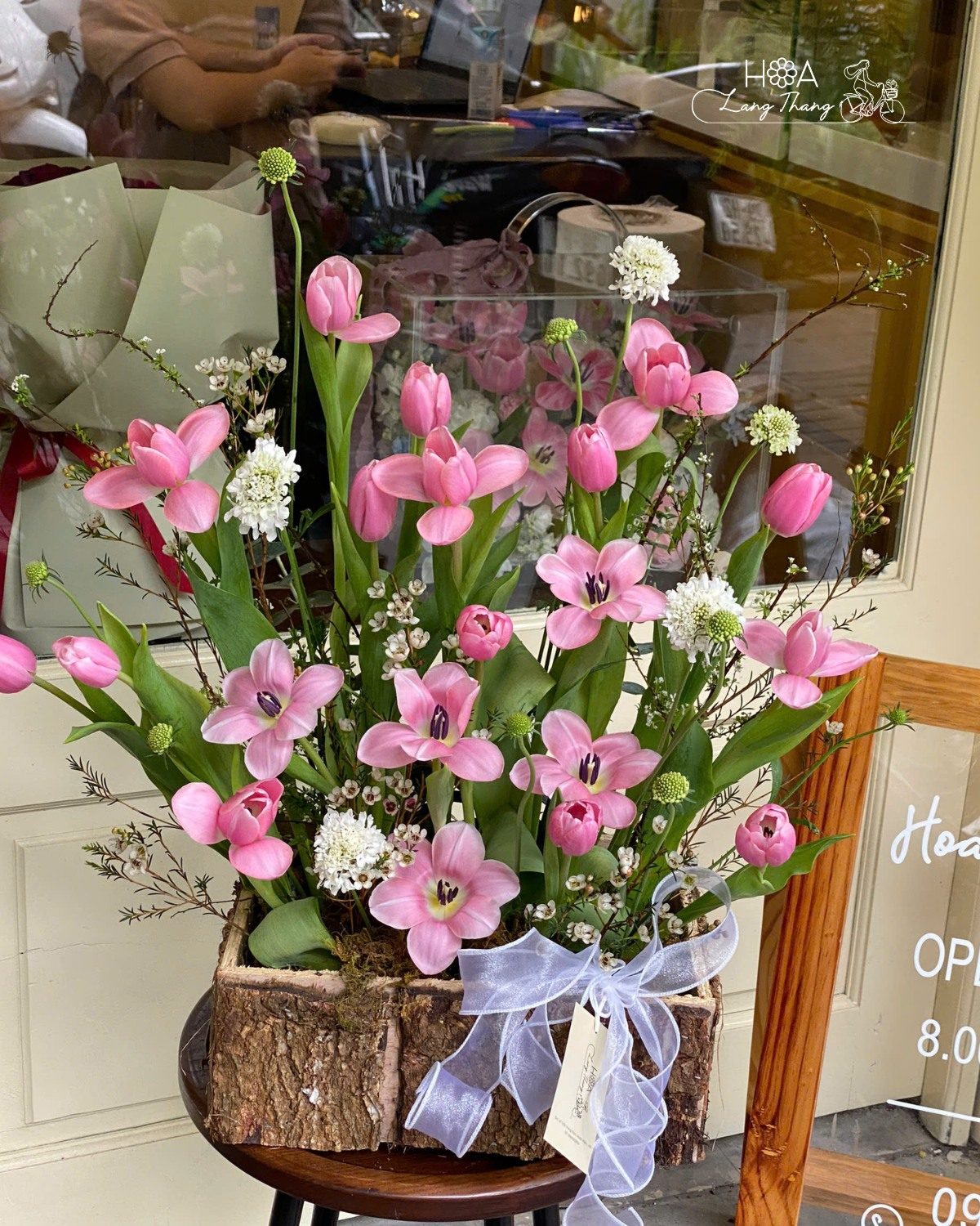 Lẵng hoa tulip Hà Lan gỗ - Wooden Elegance