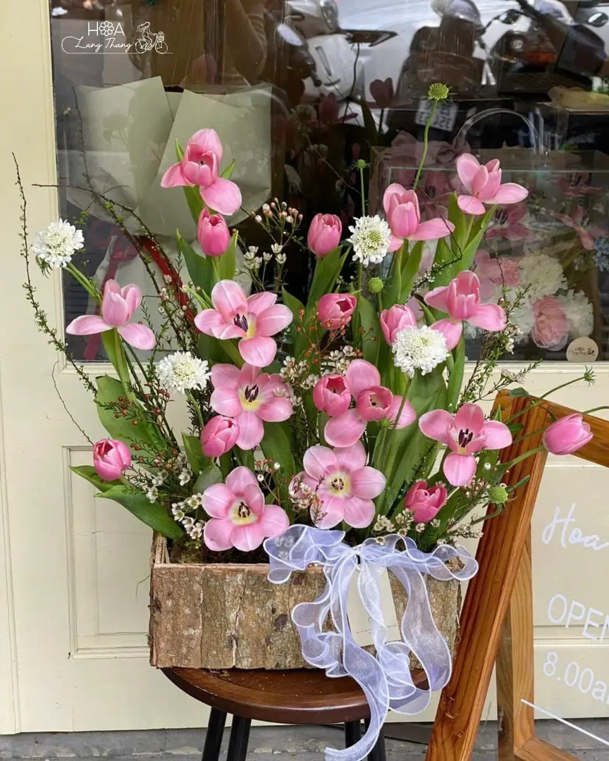 Lẵng hoa tulip Hà Lan gỗ - Wooden Elegance — góc khác