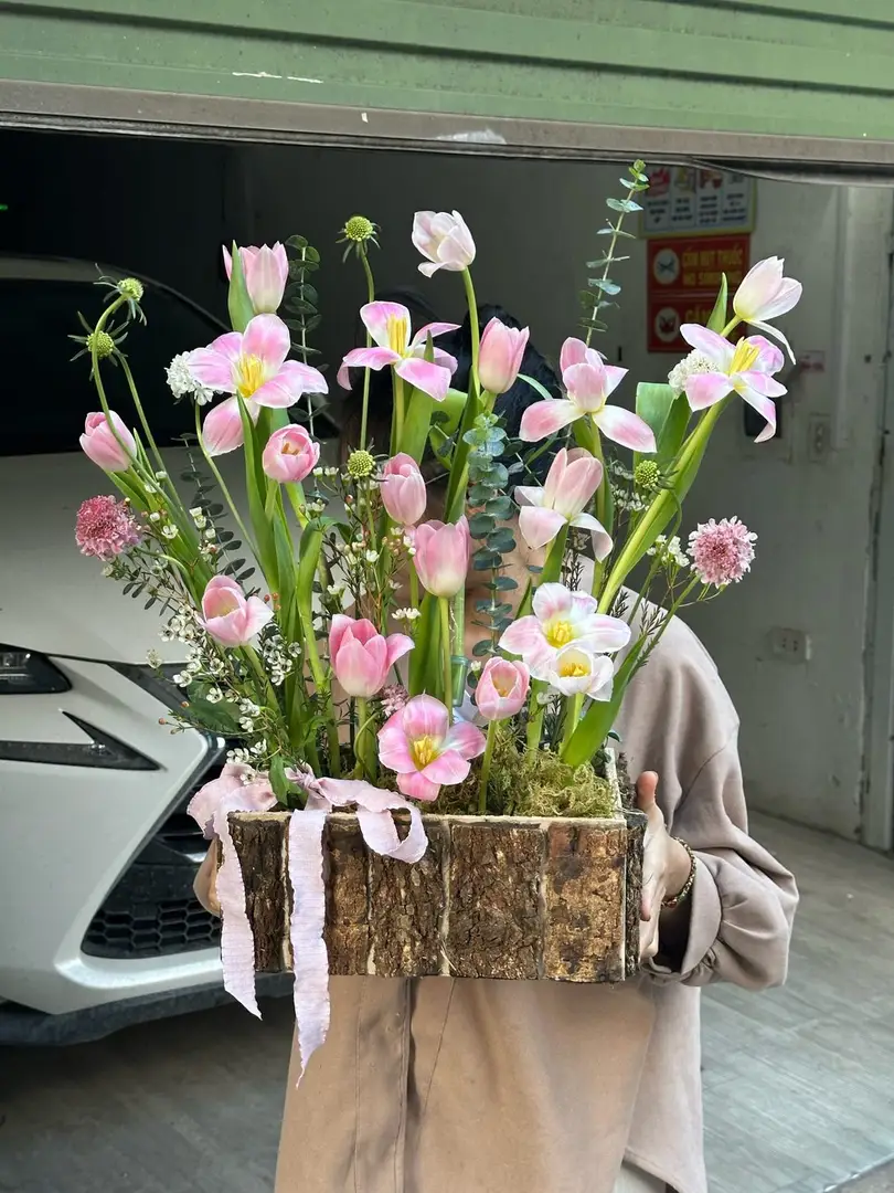 Lẵng hoa tulip, daisy, hồng gỗ - Gentle Grace — góc khác