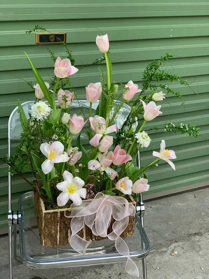 Lẵng hoa tulip, daisy, hồng gỗ - Gentle Grace - Thumbnail 3