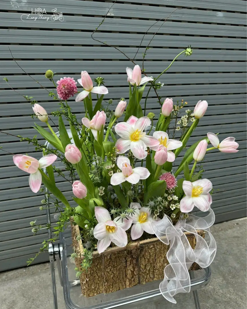 Lẵng hoa tulip, daisy, hồng gỗ - Gentle Grace - Thumbnail 5