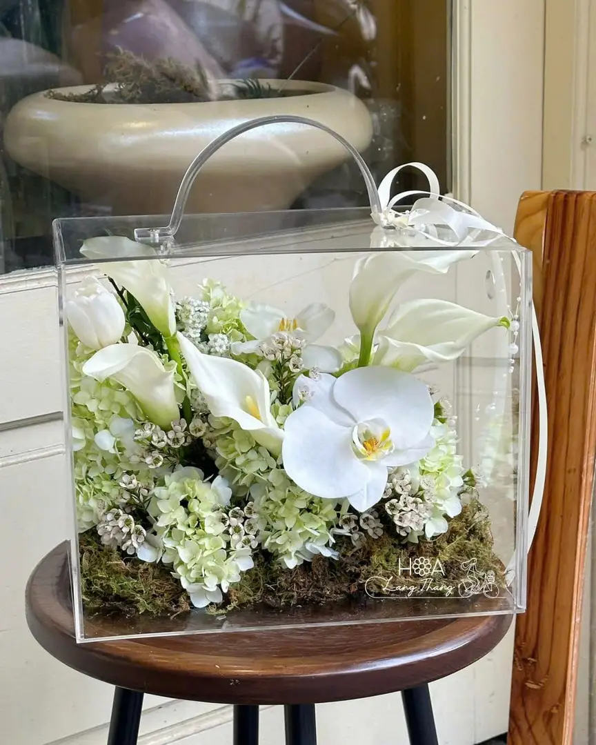 Hộp hoa calla mix lan hồ điệp mica - Orchid Elegance — góc khác