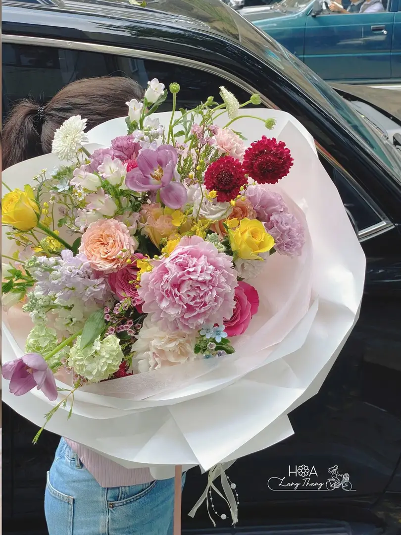 Bó hoa hồng mix cẩm tú cầu đa sắc - Vibrant Symphony — góc khác