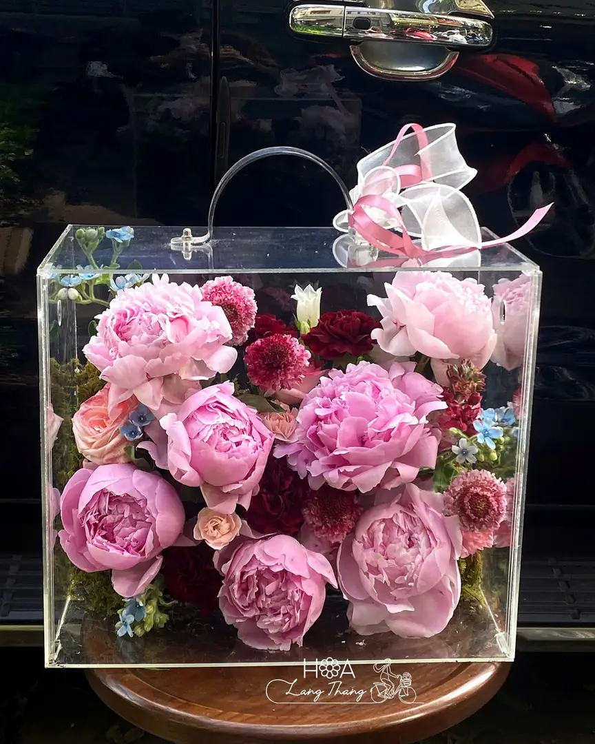 Hộp hoa mẫu đơn hồng đỏ mix với lá phụ nhập khẩu - Crimson Romance