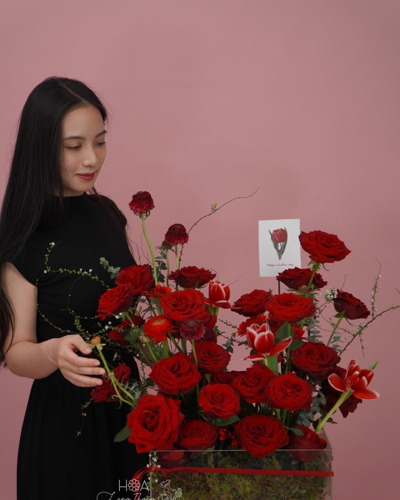 Hộp hoa hồng Red Naomi mix tulip Hà Lan viền mica - Crimson Elegance — góc khác