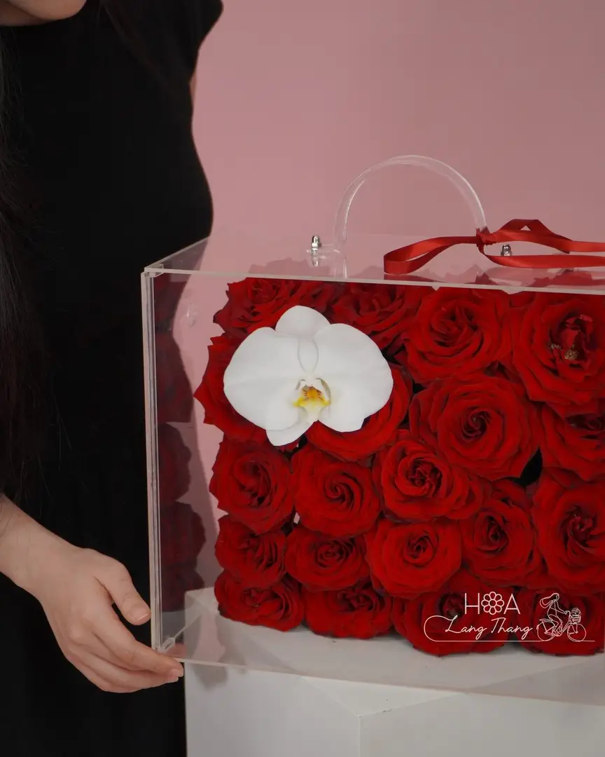 Hộp hoa hồng Red Naomi mica - Crimson Elegance — góc khác