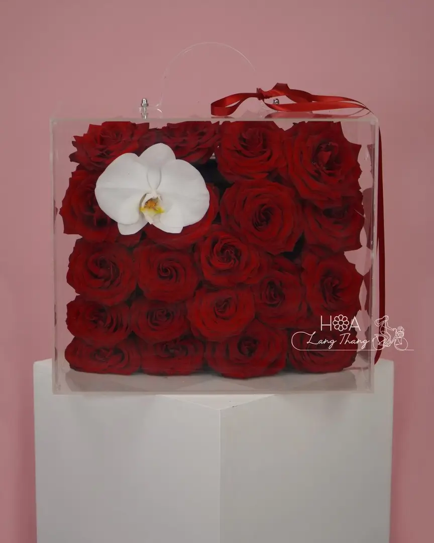 Hộp hoa hồng Red Naomi mica - Crimson Elegance - Hoa Lang Thang