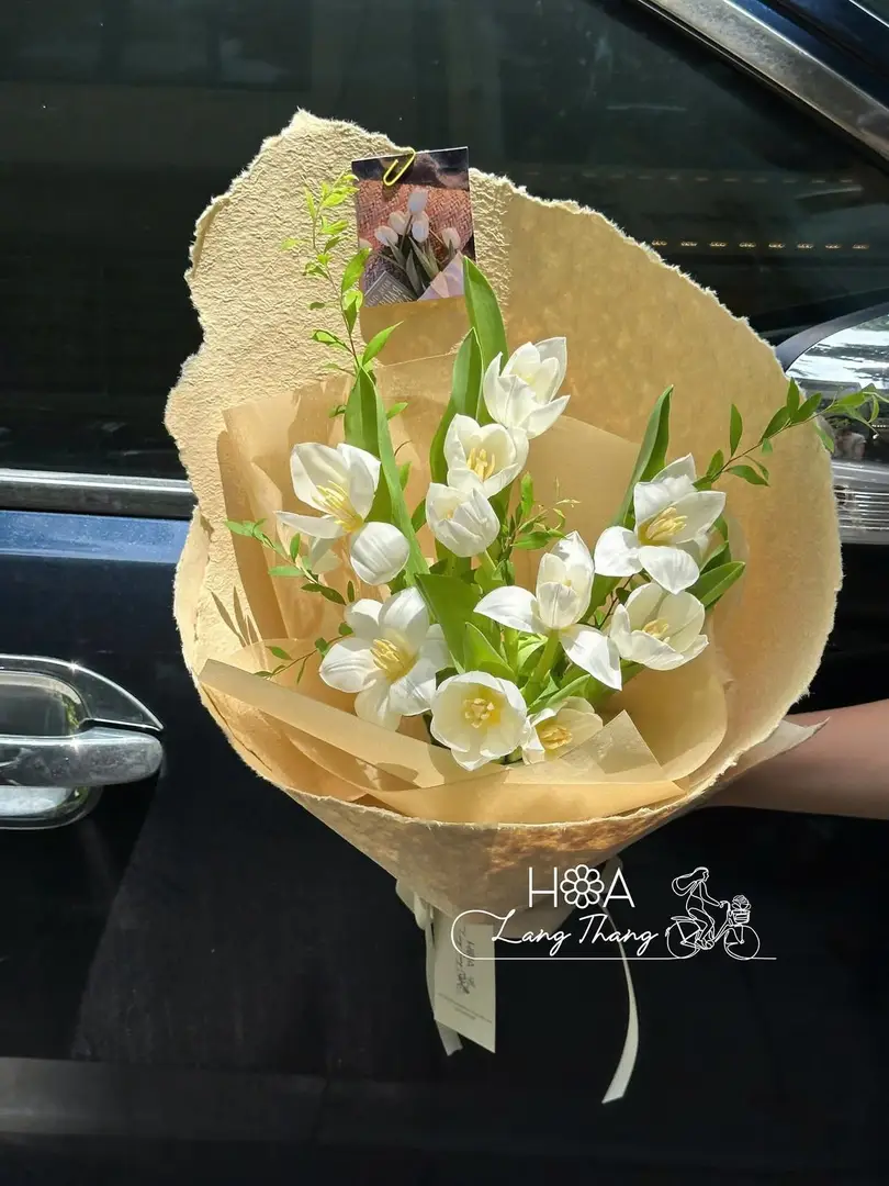 Bó hoa tulip trắng Hà Lan gỗ gardening - White Serenity