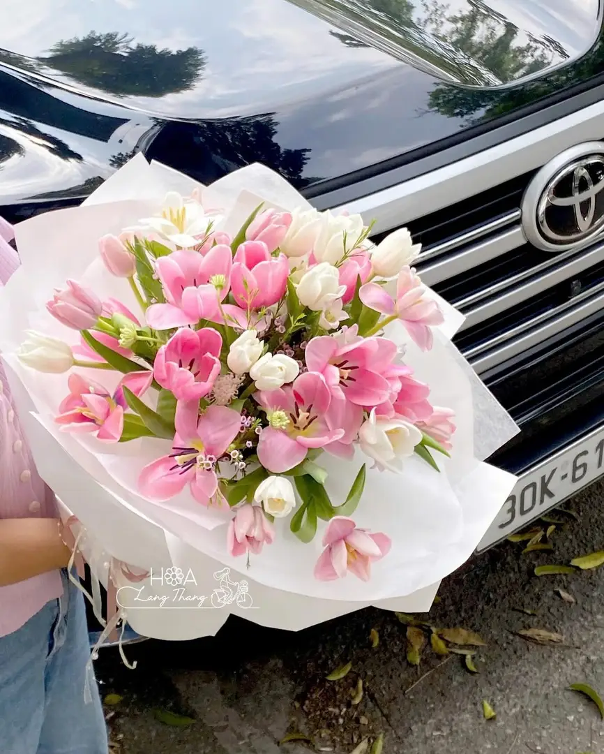 Bó hoa tulip Hà Lan trắng sữa gỗ - Creamy Elegance — góc khác
