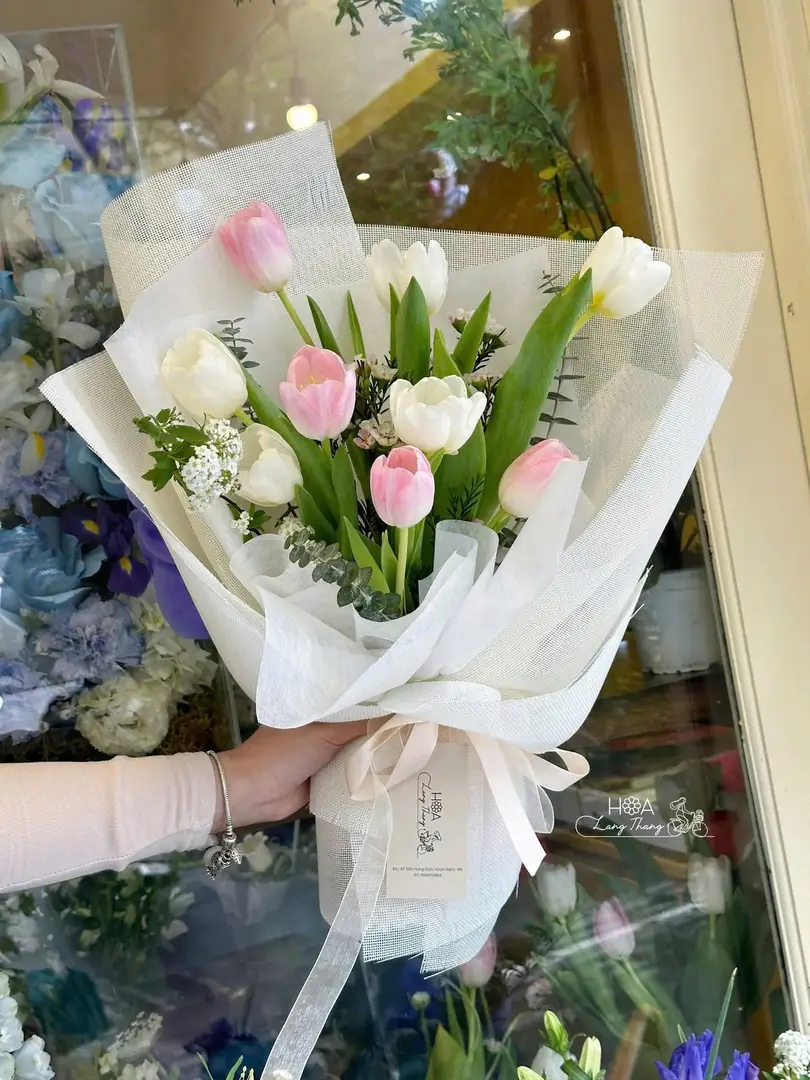 Bó hoa hồng trắng lưới cao cấp - Whispered Elegance