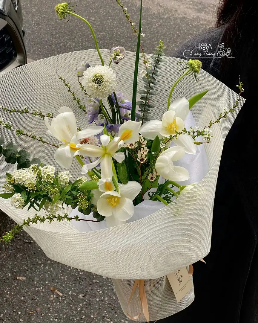Lẵng hoa tulip mix Hà Lan gỗ gardening - Diem Vy Elegance — góc khác