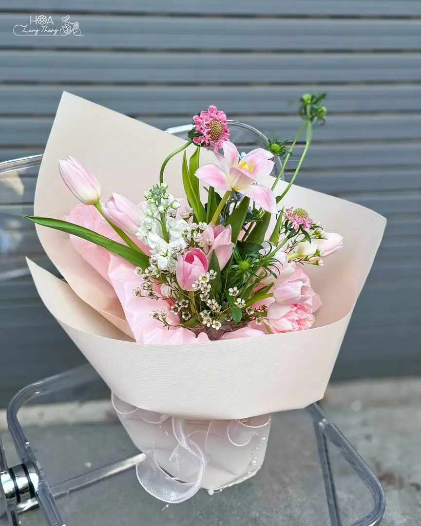 Bó hoa tulip mix Hà Lan gỗ - Wooden Garden — góc khác