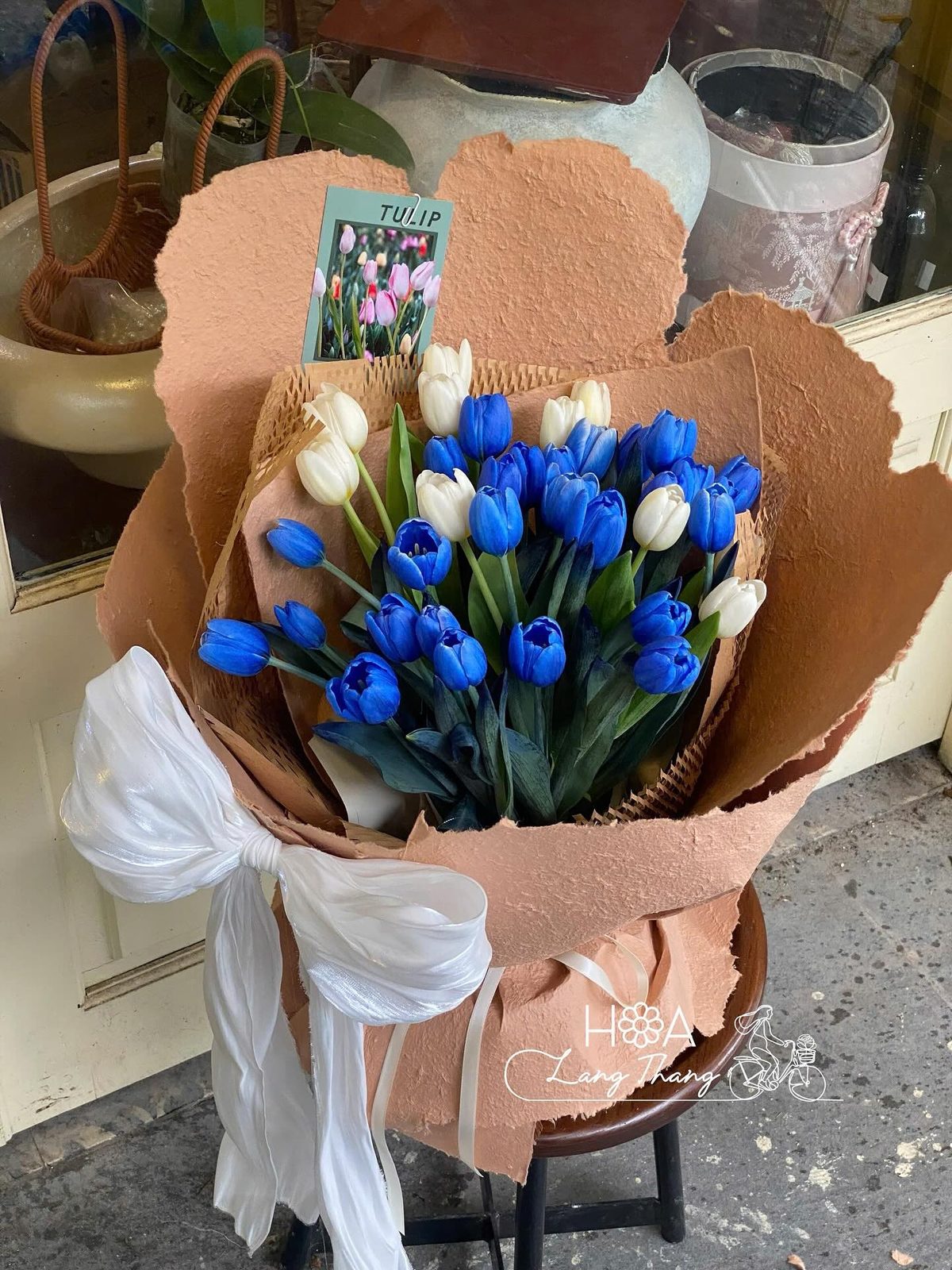 Bó hoa tulip xanh mix trắng Hà Lan - Azure Whisper — góc khác